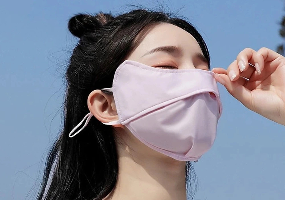 Đeo khẩu trang tránh tia UV bảo vệ môi mới phun